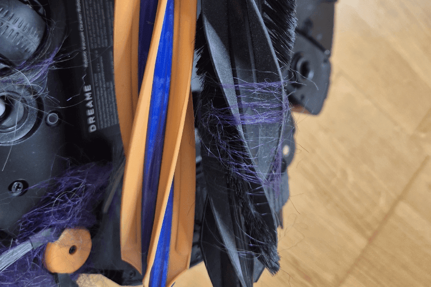 Dreame X60 vs MOVA V70 Haartest mit verhedderten Haaren an Seitenbürste und Hauptbürste